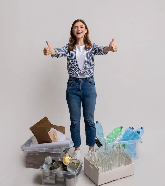 Malzeme Geri Dönüşüm Konsepti. Farklı atıklarla dolu konteynırların yanında duran mutlu kadın — Stok fotoğraf