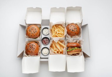 Şirket için nefis fast food seti, covid-19 virüsü sırasında eve ya da ofise teslimat.