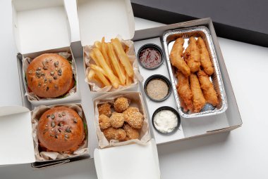 COVID-19 virüsü sırasında iş yerinde veya evde öğle yemeği, fast food teslimatı.