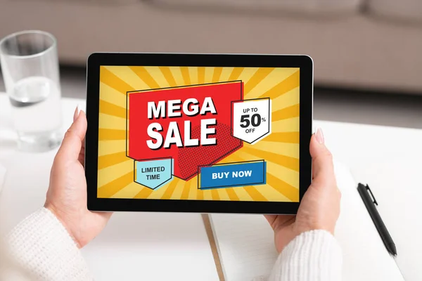 Деловая женщина с помощью цифрового планшета с экраном Mega Sale — стоковое фото