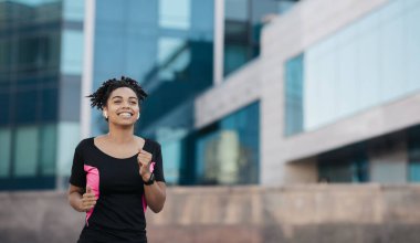 Eğitimden olumlu duygular, güçlü vücut için motivasyon ve açık havada koşma.