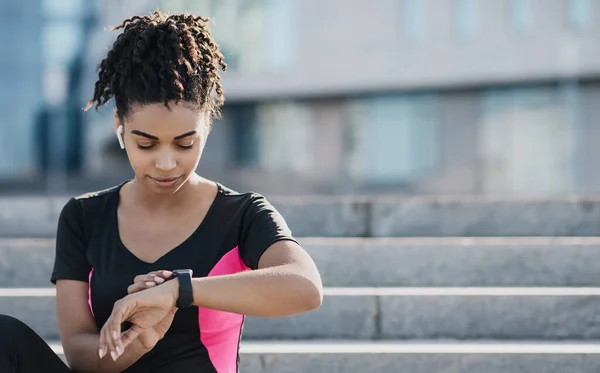 High-quality outdoor workout and result online at morning — Stock Photo, Image