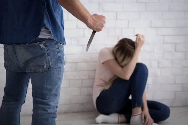 Víctima asustada de tirano, señora asustada cubre su cara con las manos y se sienta en el suelo — Foto de Stock