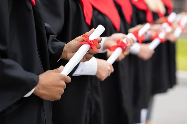 Odling av internationella grupper av utexaminerade som innehar examensbevis — Stockfoto