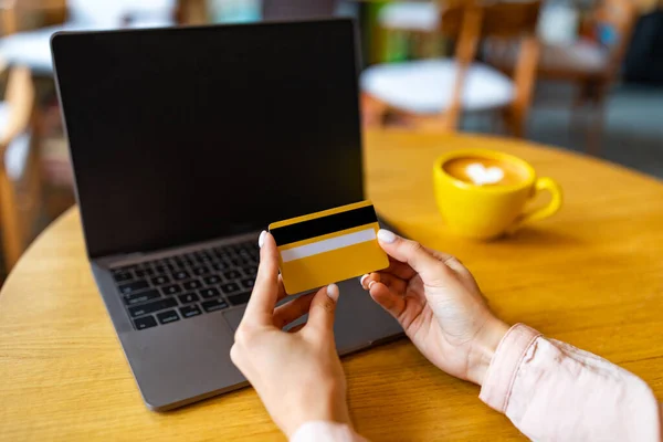 Compras online no conceito de internet. Mulher usando cartão de crédito e laptop enquanto está sentado no café — Fotografia de Stock