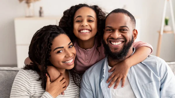 Evde gülümseyen mutlu bir zenci ailenin portresi. — Stok fotoğraf