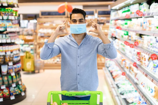 Arabian Man φορώντας προστατευτική μάσκα προσώπου Αγοράζοντας τρόφιμα στο σούπερ μάρκετ — Φωτογραφία Αρχείου