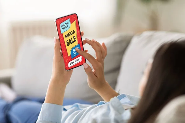 Närbild av kvinnliga händer som håller smartphone med shopping ansökan — Stockfoto