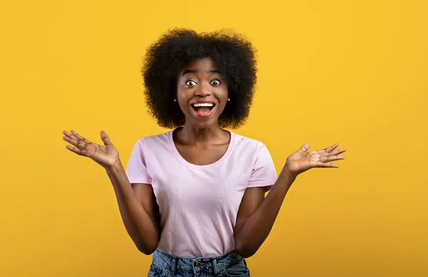 Omg. Aşırı neşeli Afro-Amerikalı kadın heyecanla bağırıyor ve kameraya bakıyor, sarı stüdyo arka planında poz veriyor. — Stok fotoğraf