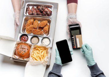 Modern hızlı ödeme, kızarmış abur cubur Coronavirus sırasında lezzetli yemekler