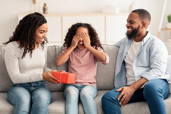 Zwart meisje vieren verjaardag, mam groet kleine dochter — Stockfoto