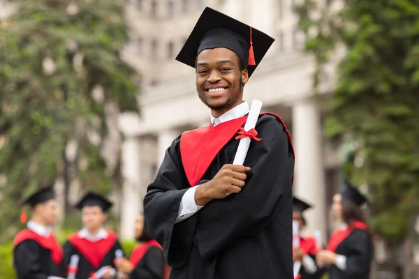 Alegre afro-americano cara em traje de formatura — Fotografia de Stock