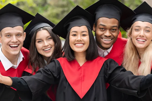 Happy multiracial skupina studentů s selfie, detailní záběr — Stock fotografie