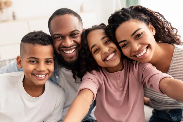 Portret van een Afrikaans Amerikaans gezin dat thuis een selfie maakt — Stockfoto