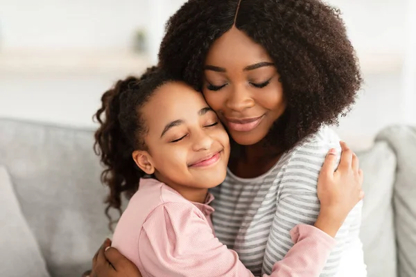 黑人母亲和女儿拥抱的特写 — 图库照片