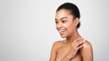 Neşeli Afrikalı Amerikalı Kadın Tişörtsüz Görünüyor, Gri Arkaplan