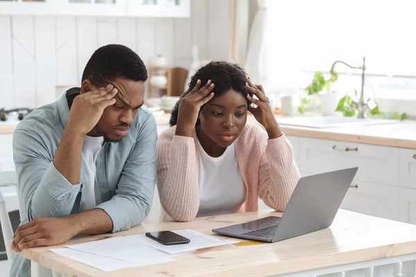 Έννοια οικονομικής κρίσης. Αναστατωμένες μαύρες σύζυγοι κοιτάζοντας ηλεκτρονικά νομοσχέδια στο laptop — Φωτογραφία Αρχείου