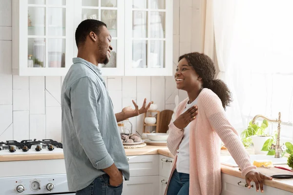 Communication Between Couples. Cheerful African American Man And Woman Chatting In Kitchen — Stock Photo, Image