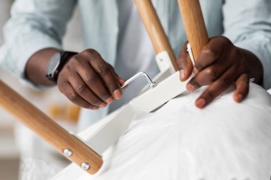 Tanımlanamayan Afro-Amerikalı adam detaylarla oynuyor, yakın plan, kırpılmış.