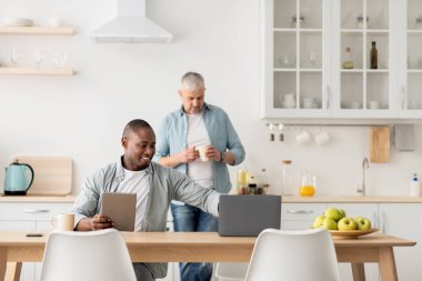 Çevrimiçi iletişim, toplantı, modern ev aletleri, evde ve sosyal ağlarda çalışma