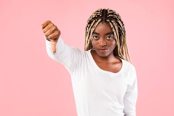 Afro-Amerikaanse vrouw toont duimen naar beneden teken gebaar — Stockfoto