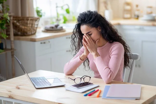 Werk vanuit huis vermoeidheid. Uitgeputte jonge vrouw moe na het gebruik van laptop — Stockfoto