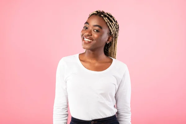 Portrait de sourire jeune femme noire amicale — Photo