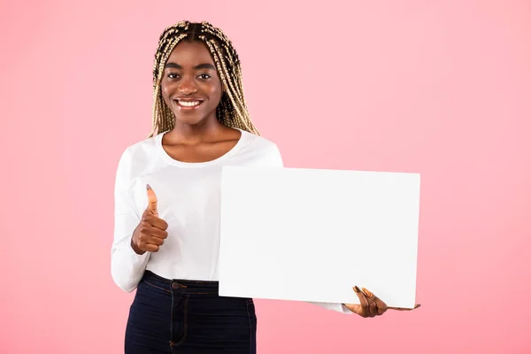 Черная женщина держит белый рекламный щит, показывающий большие пальцы вверх — стоковое фото