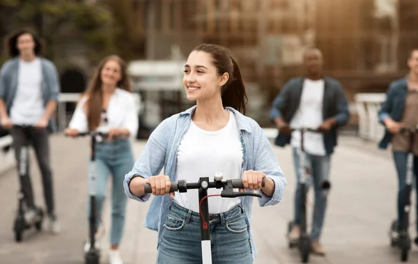 Vrienden hebben aangename rit op gemotoriseerde kick scooters — Stockfoto