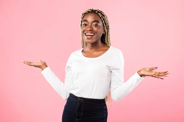 Boldog pozitív érzelmi fiatal fekete nő széttárja kezét — Stock Fotó
