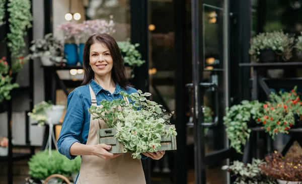 Pequenas empresas bem sucedidas na cidade, startup jardinagem ao ar livre e urbana, fora — Fotografia de Stock