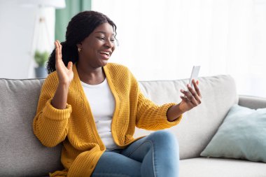 Şirin Afrikalı Amerikalı kadın evden video konferansı yapıyor.