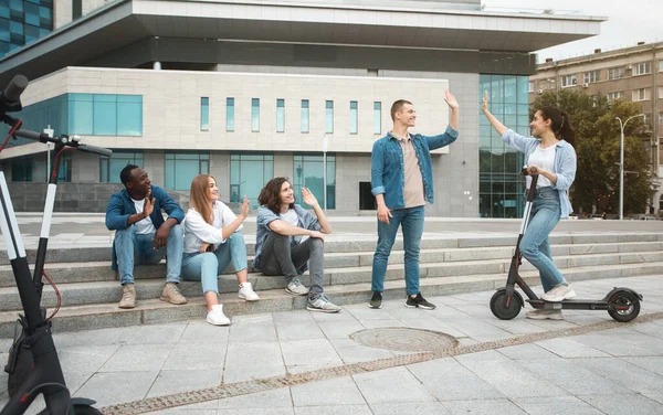 Cinco amigos felices pasando tiempo libre en la ciudad — Foto de Stock