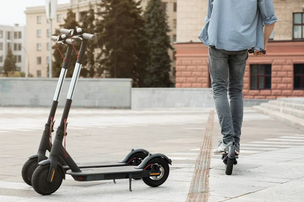 Tipo de pie cerca de alquiler motorizado patadas scooters — Foto de Stock