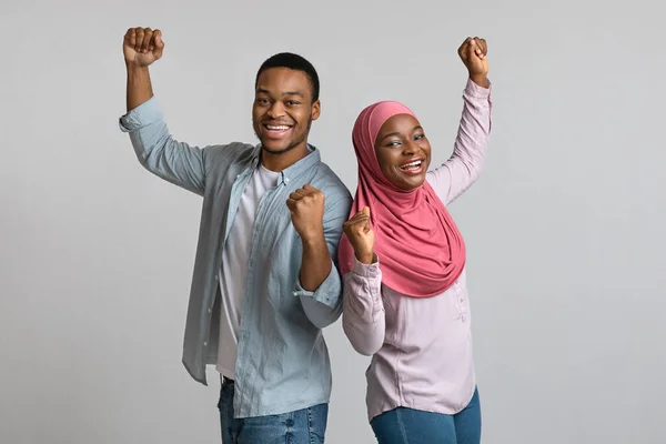 감정적 아프리카 계 미국인 부부는 성공을 자축하면서 주먹을 쥐고 춤을 추었다 — 스톡 사진