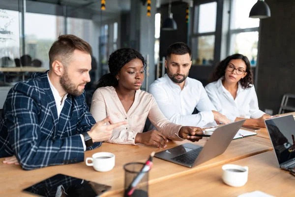 African American Businesswoman Presentera affärsprojekt till kollegor i kontoret — Stockfoto