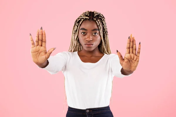 Retrato de uma mulher afro séria mostrando gesto sinal de stop — Fotografia de Stock