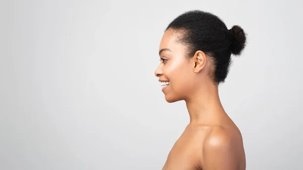 Πορτρέτο προφίλ της ευτυχισμένης μαύρης γυναίκας κοιτάζοντας πέρα, γκρι φόντο — Φωτογραφία Αρχείου
