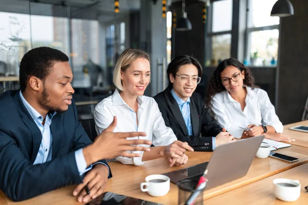 Multiculturele zakenmensen Medewerkers Discussie Werkproject Zittend in Office — Stockfoto