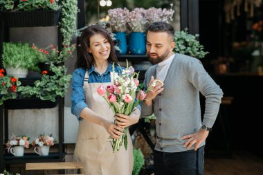 Müşteri için kompozisyon ve satılık modern buket yap