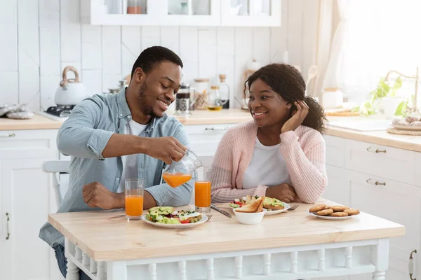 Amar a la familia afroamericana de dos desayunando en la cocina — Foto de Stock