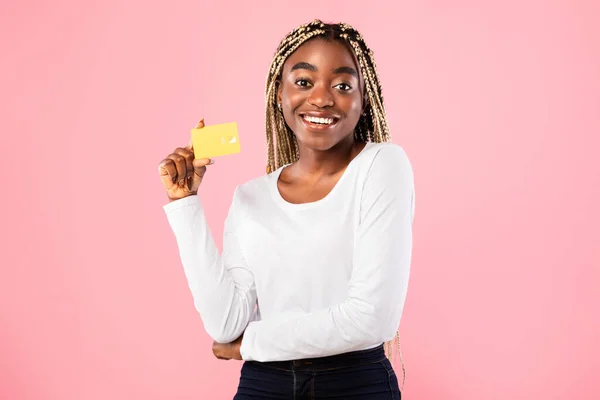 Mulher negra mostrando cartão de crédito e sorrindo — Fotografia de Stock