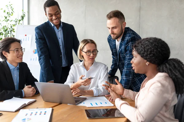 Diverse business team werken aan laptop zitten in kantoor — Stockfoto