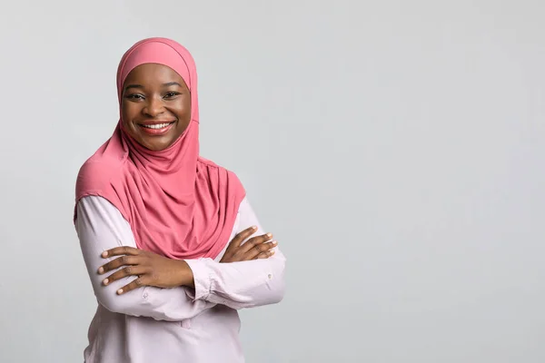 Uśmiechnięty czarny lady w hidżab pozowanie na szary — Zdjęcie stockowe