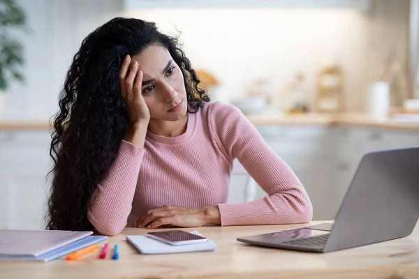 Crisis de la creatividad. Mujer molesta sentada en el escritorio con computadora portátil en el interior de la cocina — Foto de Stock