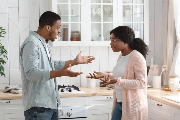 Crise relationnelle. Portrait d'homme et de femme noirs se disputant dans la cuisine — Photo