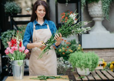 İyi iş kadını, satıcı yeni bir düzen kuruyor, hediye tasarımcısı masada.