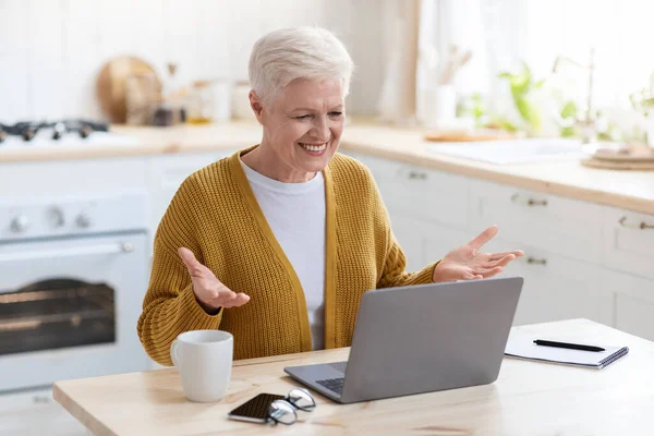 Fröhliche Seniorin beim Online-Unterricht, im Gespräch mit Lehrerin — Stockfoto