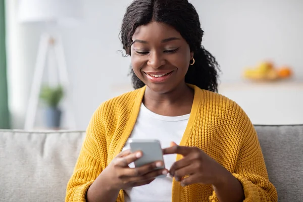 Fechar-se de senhora negra bonita usando smartphone moderno — Fotografia de Stock