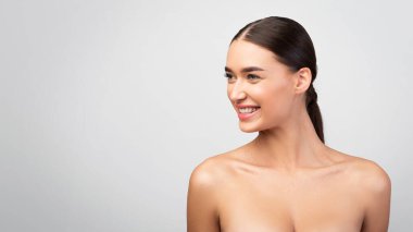 Mutlu Genç Kadın Gri Arkaplan Üzerinde Üstsüz Poz Veriyor